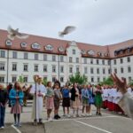 Rund um den Todestag von Dominikus Ringeisen, dem Gründer des Dominikus-Ringeisen-Werks (DRW), am 4. Mai erinnern Schülerinnen, Schüler und Lehrkräfte des Ringeisen-Gymnasiums jedes Jahr gemeinsam mit DRW und St. Josefskongregation in einem „Stiftergottesdienst“ an die spirituellen Gründerpersönlichkeiten und Patrone, die mit dem Klosterort Ursberg verbunden sind. Bild: Markus Landherr/DRW