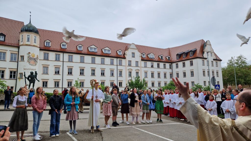 Rund um den Todestag von Dominikus Ringeisen, dem Gründer des Dominikus-Ringeisen-Werks (DRW), am 4. Mai erinnern Schülerinnen, Schüler und Lehrkräfte des Ringeisen-Gymnasiums jedes Jahr gemeinsam mit DRW und St. Josefskongregation in einem „Stiftergottesdienst“ an die spirituellen Gründerpersönlichkeiten und Patrone, die mit dem Klosterort Ursberg verbunden sind. Bild: Markus Landherr/DRW