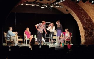 Schüler auf der Bühne im Kellertheater