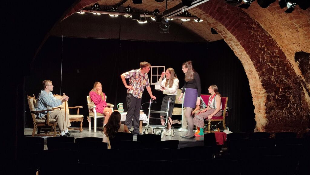 Schüler auf der Bühne im Kellertheater