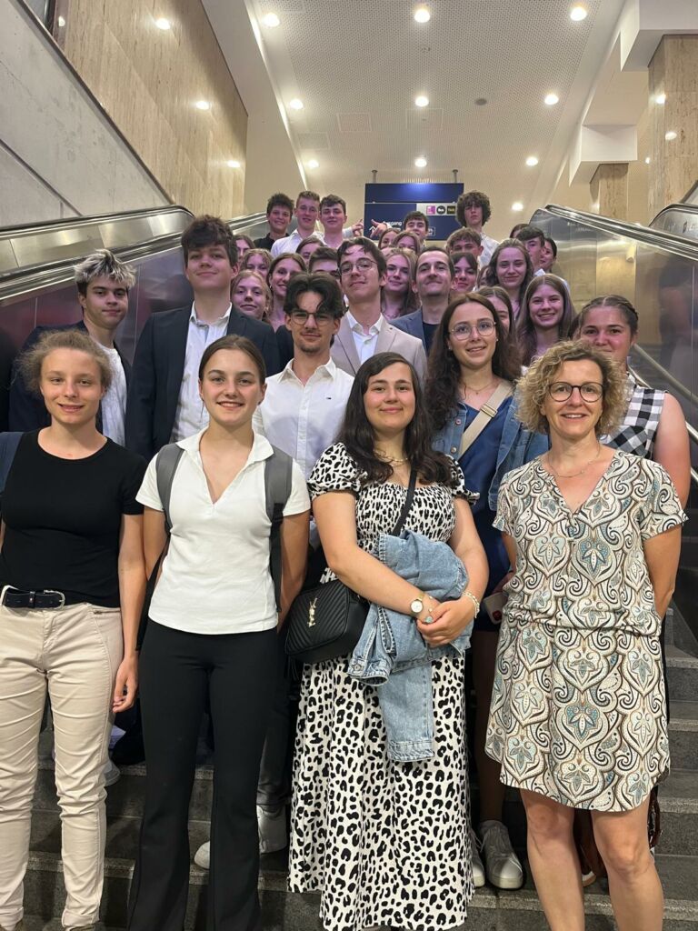 Schüler der 11. Jahrgangsstufe auf einer Rolltreppe