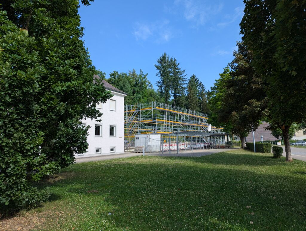 Fertig aufgebautes Gerüst für den neuen Schulpavillon